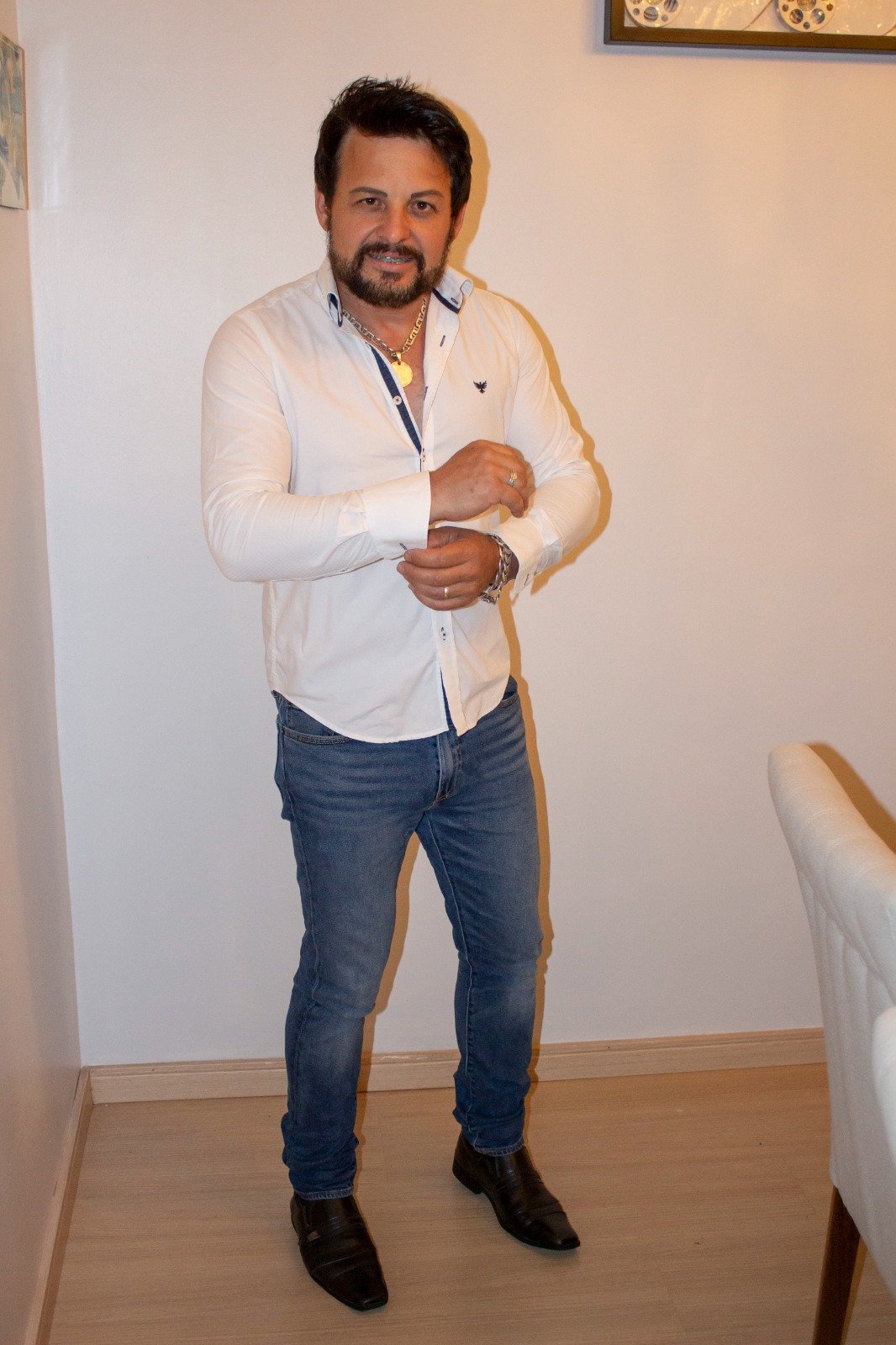 Retrato com camisa branca